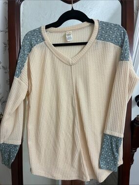 7th Ray Cream Waffle V-Neck Long Sleeve Top with Gray Paisley Accents